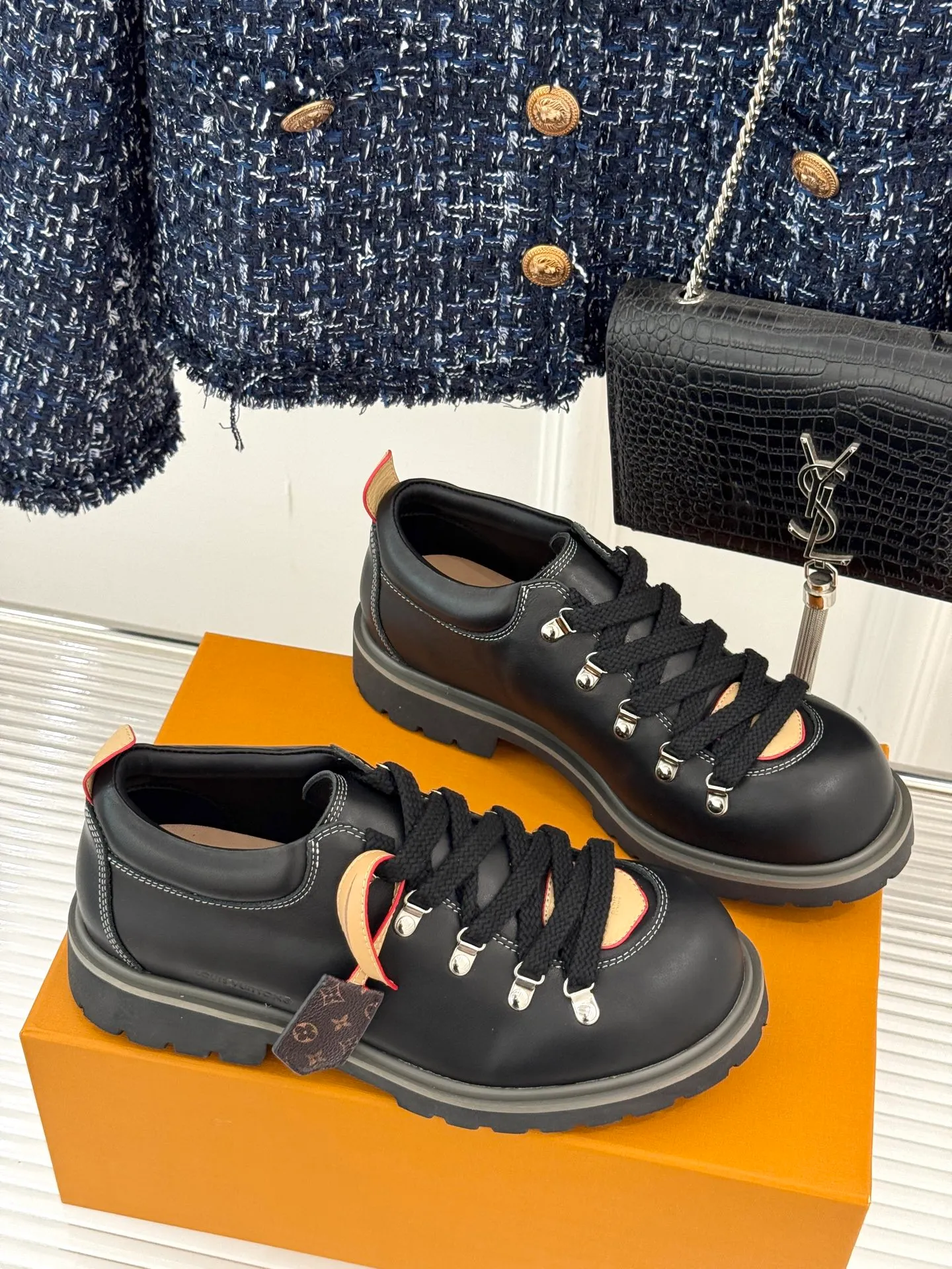 P720 LV Remix derby 25WF new product, the top version of couple's derby shoes, uses classic as the base color to reshape the fashion style✨ Various colors break the monotony. Black is cool, brown is retro, pink is sweet, and blue is fresh. Suitable for different styles of wear🎨 The delicate leather fits the foot shape and the shoelace details hide ingenuity. It is a fashion symbol of walking and steps on the forefront of the trend every step of the way. Start your own style journey🚶‍♀️ The fabric is made of first-layer cowhide, the inner pads are all sheepskin, the original molded custom TPU non-slip outsole size: Female: 35-41 (40/41 customized) Male: 39-46 (45/46 customized)